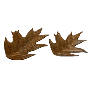Plateau décoratif en aluminium argenté, forme de feuille irrégulière, gravé et poli, pour la présentation de desserts de mariage - Product Image 1