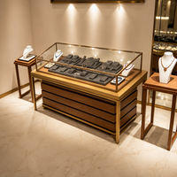 Ensemble de vitrines à bijoux autoportantes personnalisées, vitrine centrale haute en verre avec comptoirs d'exposition latéraux et supports sur pied