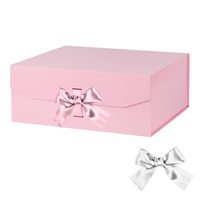 Boîtes cadeaux pliables de luxe en matériaux recyclés roses avec fermeture magnétique et doublure en éponge pour emballage de cadeaux rectangulaires