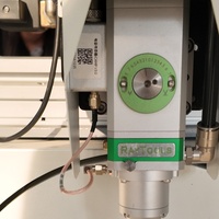 Machine de découpe laser à fibre CNC automatique 4 axes avec serrage pneumatique avant-arrière et refroidissement par eau HIWIN pour tubes métalliques