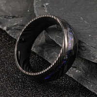 Bague en acier damas noir plaqué IP de 8 mm avec motifs gravés, incrustation d'opale bleue et de météorite, bague damas pour homme