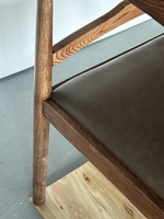 Chaise de salle à manger en bois massif de style moderne du milieu du siècle, finition noyer foncé, fauteuil en bois de frêne avec siège en cuir PU pour hôtel et restaurant