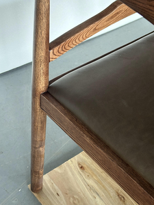 Chaise de salle à manger en bois massif de style moderne du milieu du siècle, finition noyer foncé, <span class=keywords><strong>fauteuil</strong></span> en bois de frêne avec siège en <span class=keywords><strong>cuir</strong></span> PU pour hôtel et restaurant - Product Image 6