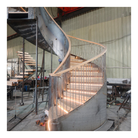 Escalier en colimaçon sur mesure en acier et bois, durable, avec marches lumineuses et rampe métallique, pour hall et maison duplex