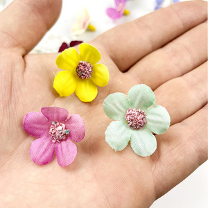 Mini têtes de fleurs de marguerite 2 cm, décoration artisanale pour épingles à cheveux, vêtements, accessoires de mariage - Product Image 3