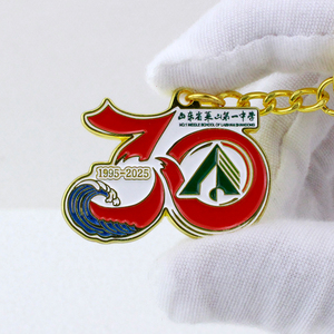 Portachiavi personalizzato in metallo stile medaglia, per anniversari aziendali e premi per i dipendenti - Product Image 1