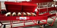 Commerciële nieuwe aardappel- en groentereinigingsmachine met continue borstels voor de verwerking van groenten en fruit in landbouwbedrijven.
