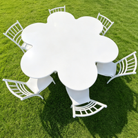 Table en bois massif blanc en forme de fleur de prunier pour la maternelle et la location événementielle