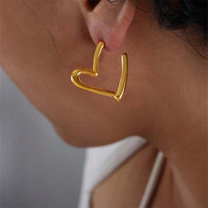 Pendientes de aro en forma de corazón de acero inoxidable, chapados en oro de 18k, diseño geométrico de moda para mujer, joyería de regalo. - Product Image 3
