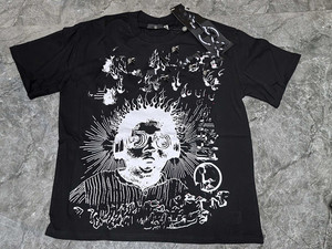 Camiseta negra de manga corta para hombre con estampado de calavera y cuchillo, estilo urbano, cuello redondo, corte regular, 100% algodón jersey. - Product Image 3