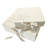 Boîte-cadeau de Noël en carton de luxe personnalisée fermeture magnétique finition mate laminée UV pour les petites entreprises ruban unique pour chaussettes