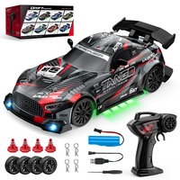 1:24 Ölçekli Tam Zamanlı 4 Çekerli RC Drift Stunt Arabası 2.4GHz Uzaktan Kumandalı 2 Vitesli LED Işıklı Değiştirilebilir Drift/Yol Lastikleri