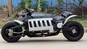 Per Moto a Quattro Ruote Dodge Warhammer Cruiser: Un Raro Oggetto Imperdibile per Appassionati di Motori e Club Automobilistici - Product Image 4