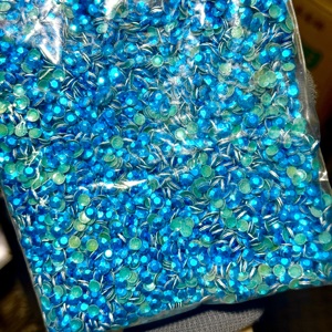 Venta al por mayor a granel de tachuelas termoadhesivas octogonales de 6mm azul real, de acrílico de base plana, estilo Buffalo Bills, para adornos de prendas, fabricante de pedrería - Product Image 1
