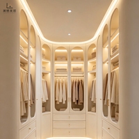 Dressing moderne de luxe sur mesure avec îlot central et panneaux de porte noirs pour villas haut de gamme à Brisbane