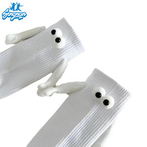 3 डी काले और सफेद जोड़े हाथ में कढ़ाई प्यारा कार्टून चुंबकीय हाथ में मजाकिया मोजे महिलाओं के टखने के मोजे - Product Image 4