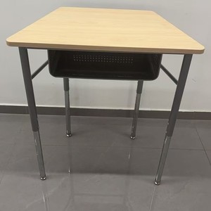 โต๊ะนักเรียนพร้อมถาดเก็บของสำหรับใช้ในห้องเรียน โครงโลหะทนทานและดีไซน์ท็อปไม้ - Product Image 1