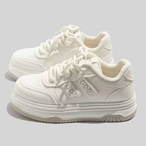 Chaussures décontractées d'hiver pour femmes, design tendance, chaussures de marche confortables avec tige en cuir microfibre - Product Image 2