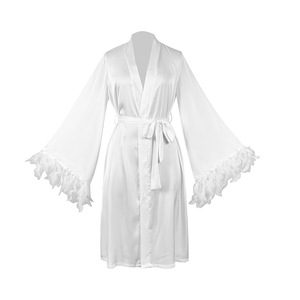 942 Robe de nuit <span class=keywords><strong>et</strong></span> <span class=keywords><strong>kimono</strong></span> de luxe en satin respirant avec garniture en plumes, style esthétique décontracté pour la maison, <span class=keywords><strong>noir</strong></span> <span class=keywords><strong>et</strong></span> <span class=keywords><strong>blanc</strong></span> - Product Image 4