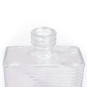 Autorización <span class=keywords><strong>de</strong></span> marca 680ml Forma innovadora cuadrado Diseño en relieve Botella <span class=keywords><strong>de</strong></span> vidrio Licores <span class=keywords><strong>de</strong></span> lujo Whisky con tornillo - Product Image 4