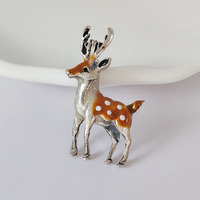 Goteo de aceite Sika ciervo Animal broches y alfileres bosque exquisito Chic lindo dibujos animados broche suéter ornamento joyería Premium para mujeres