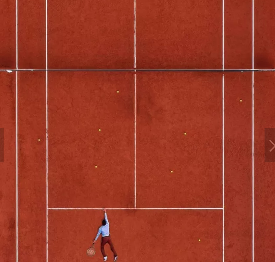 Césped de bajo mantenimiento, superficie de cubierta de arcilla o superficies naturales para pista de tenis