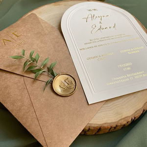 Invitations de mariage personnalisées élégantes avec cadre en relief feuille d'or arc carte Kraft enveloppe cire sceau fleur plantes décoration - Product Image 1