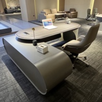 Bureau exécutif moderne en forme de L pour patron ou gestionnaire Table de bureau élégante au design pour le bureau du directeur