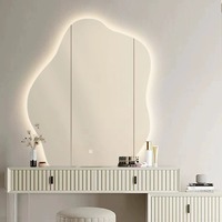 Miroir de salle de bain intelligent à LED argenté au design moderne avec bande lumineuse en forme de nuage, table de maquillage pour hôtel, maison, usage décoratif