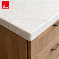 Armoires de cuisine en bois massif de noyer traditionnel, style Shaker, bicolores, sur mesure, de la marque Alland Group, avec un design Flak Pack mis à jour.