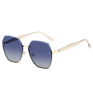 Lunettes de soleil de luxe pour femmes, monture dorée, verres dégradés violets, protection UV400, lunettes de soleil tendance, utilisation en extérieur - Product Image 2