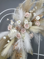 Arche de mariage Boho Fleurs Arche de pampa Arrangement de pièce maîtresse en vente