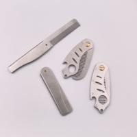 Peigne à barbe pliable en acier inoxydable 304 avec gravure laser personnalisée du logo, masseur du cuir chevelier pour les soins des cheveux