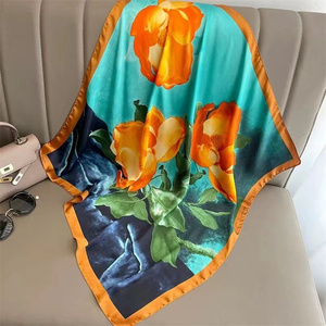 Sciarpa Lunga in Seta di Lusso con Motivi Floreali e Faunistici in Verde Acqua per Acconciature e Scialle, Elegante Accessorio Moda con Motivi Animali - Product Image 2