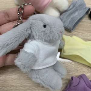 دمية أرنب عيد الفصح محشوة مخصصة من سونغشان تويز، قلادة حقيبة ظهر، قميص بشعار قماشي، لعبة أرنب ناعمة محشوة، سلسلة مفاتيح كهدية للأطفال - Product Image 3