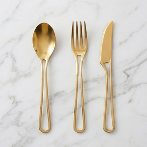 Ensemble de couverts plaqués or avec manches courbes, finition miroir haute brillance, compatible lave-vaisselle, design glamour pour les dîners de mariage - Product Image 1