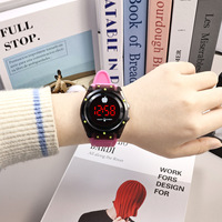 Jam Tangan Digital Sport Elektronik LED Sentuh Fashion Grosir, Lampu Dingin, Alarm, Tali Plastik, untuk Anak-anak dan Pria, Cocok untuk Hadiah