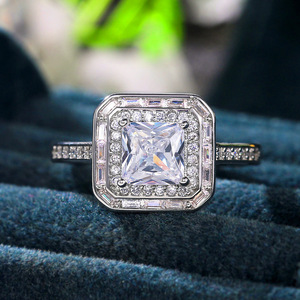 Anello Nuziale a Quattro Punte per Donne, Elegante Gioiello da Dito con Zirconi - Product Image 1