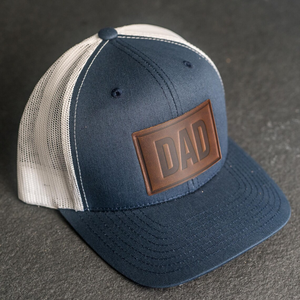 Casquette de camionneur pour homme, personnalisable avec patch en caoutchouc et patch en cuir sur le devant, dos en maille, 6 panneaux, réglable, style décontracté - Product Image 6