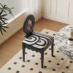 เก้าอี้ทานข้าวไม้เนื้อแข็งสไตล์เรโทร ดีไซน์เก๋หุ้มเบาะลายใบโคลเวอร์สี่แฉก สำหรับห้องรับประทานอาหาร - Product Image 1