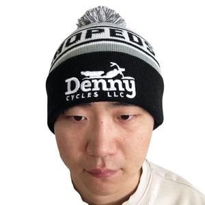 Chapeau d'hiver à <span class=keywords><strong>pompon</strong></span> avec logo brodé en plein air Nouveau design Logo en jacquard Acrylique Chapeaux en tricot personnalisés pour hommes avec <span class=keywords><strong>pompon</strong></span> - Product Image 2