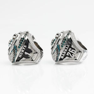 Personaliza tu equipación de los Philadelphia Eagles 2024-2025 de Barkley # 26 & Hurts # Anillo de Campeonato Nacional de Fútbol Americano para 1 Jugador con Ala Abierta - Product Image 1