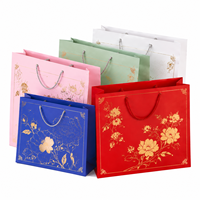 Sac cadeau en papier style chinois avec estampage à chaud doré, motif lanterne et poignée en corde pour l'emballage de mariage ou du Festival de la Mi-Automne
