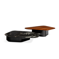 Table basse artistique irrégulière avec plateau en placage de bois naturel, base noire brillante, forme unique, table centrale pour maison de luxe
