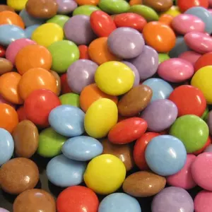 كرات شوكولاتة ملونة مغلفة بالشوكولاتة مصنوعة من اللوز/الفول السوداني
