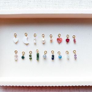 La Galería de Perlas y Piedras |   Aros Huggie de Acero Inoxidable con Baño de Oro PVD de 18K y Dijes Delicados |   Colgante de Piedras Preciosas Naturales - Product Image 2