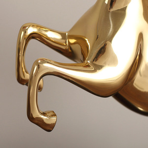 Estatua decorativa de caballo galopante de latón, diseño moderno para sala de estar, decoración del hogar, material de cobre, pieza única - Product Image 4