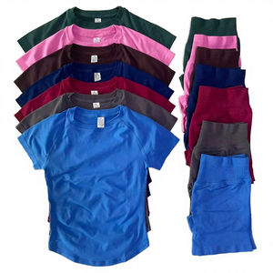 Conjunto deportivo de 2 piezas para mujer, top corto de nailon elástico y pantalones cortos de cintura alta para gimnasio/yoga - Product Image 4