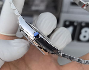 Reloj Unisex de Lujo con Esfera Roja Carmesí, Caja Plateada, Resistente al Agua, 36 mm - Product Image 2