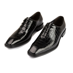 Chaussures habillées pour hommes en cuir brillant, faites à la main, élégantes et tendance. Chaussures en cuir pour hommes, multifonctionnelles, élégantes et tendance. - Product Image 4